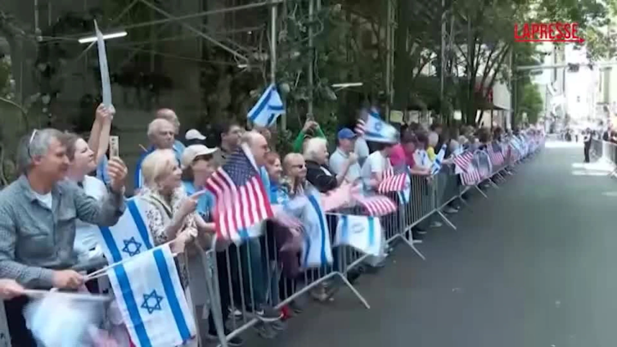 New York, in migliaia alla parata per Israele: il sindaco Mamdani diserta