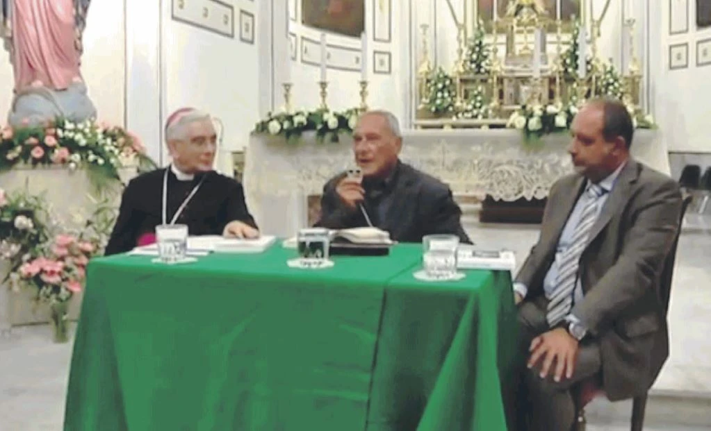 Grasso in chiesa, peggio del Pd. Oltre la vergogna, toh: cosa combina sull'altare