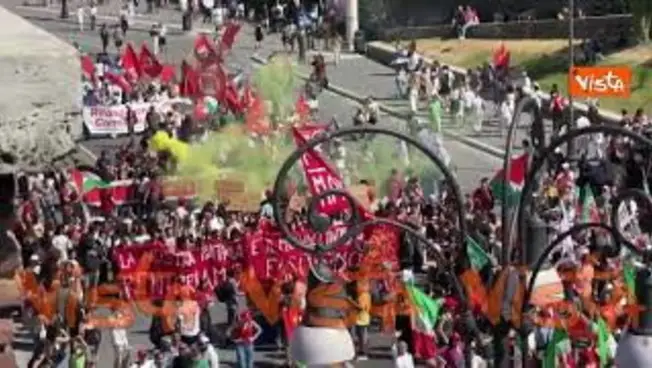 Leggi l'articolo: La manifestazione Antifascista in via dei Fori Imperiali a Roma vista dall’alto