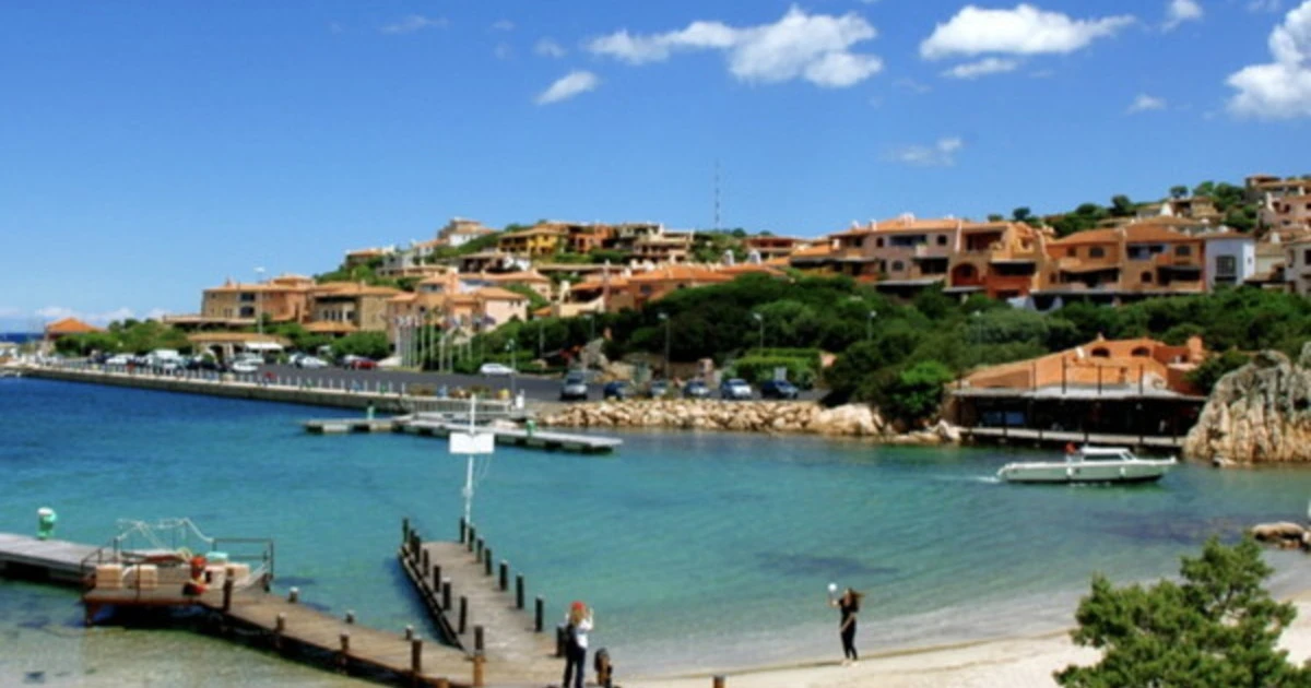 Variante Delta, contagi su del 202% in Sardegna: scattano le prime chiusure, controlli sui turisti