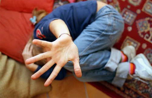 Obbigavano la figlia di 12 anni a prostituirsicon un pedofilo: genitori arrestati