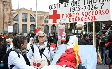 Roma, la violenza dei collettivi al corteo: Meloni in barella e foto bruciate