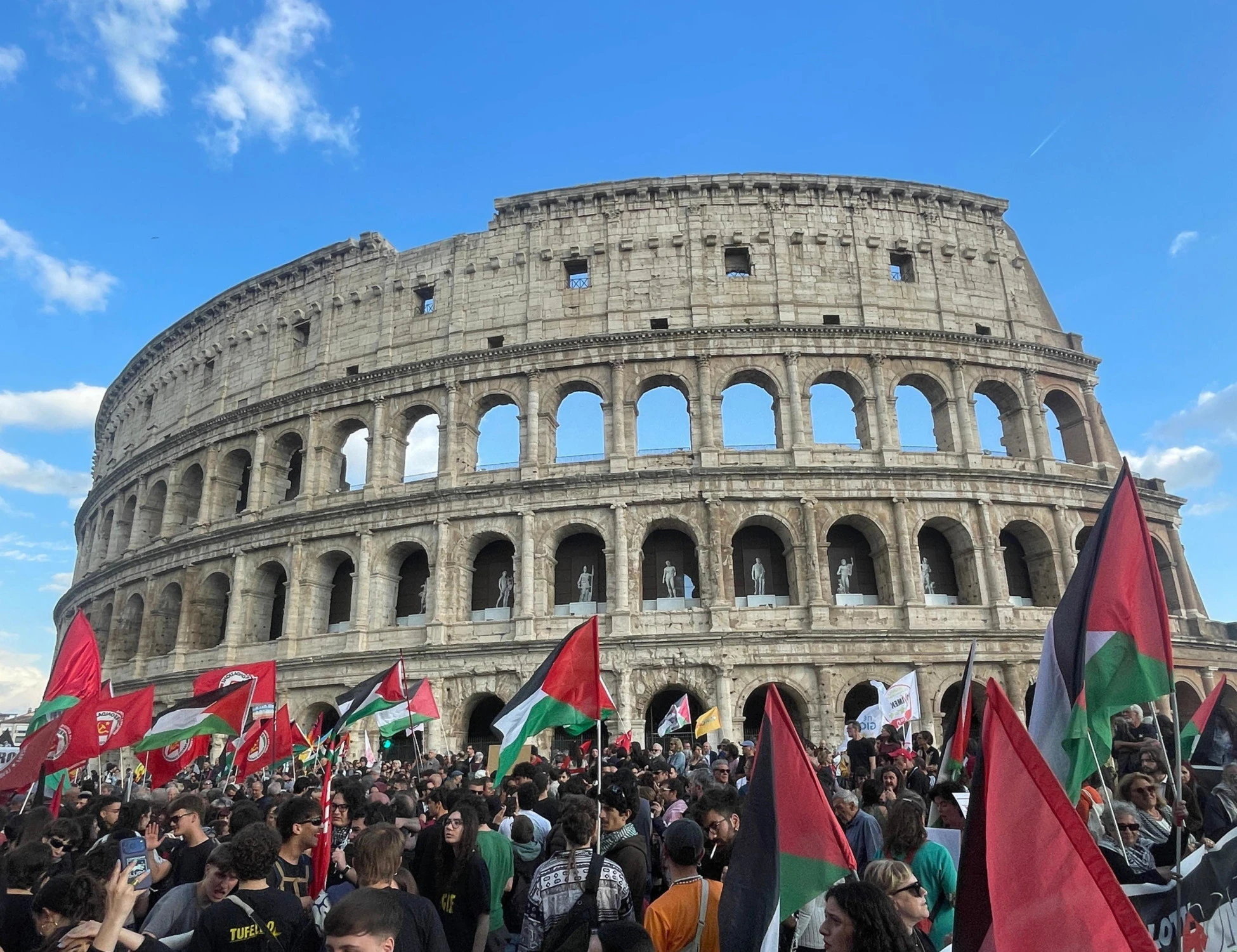 Vannacci, i centri sociali sfilano a Roma: cartelli col generale a testa in giù