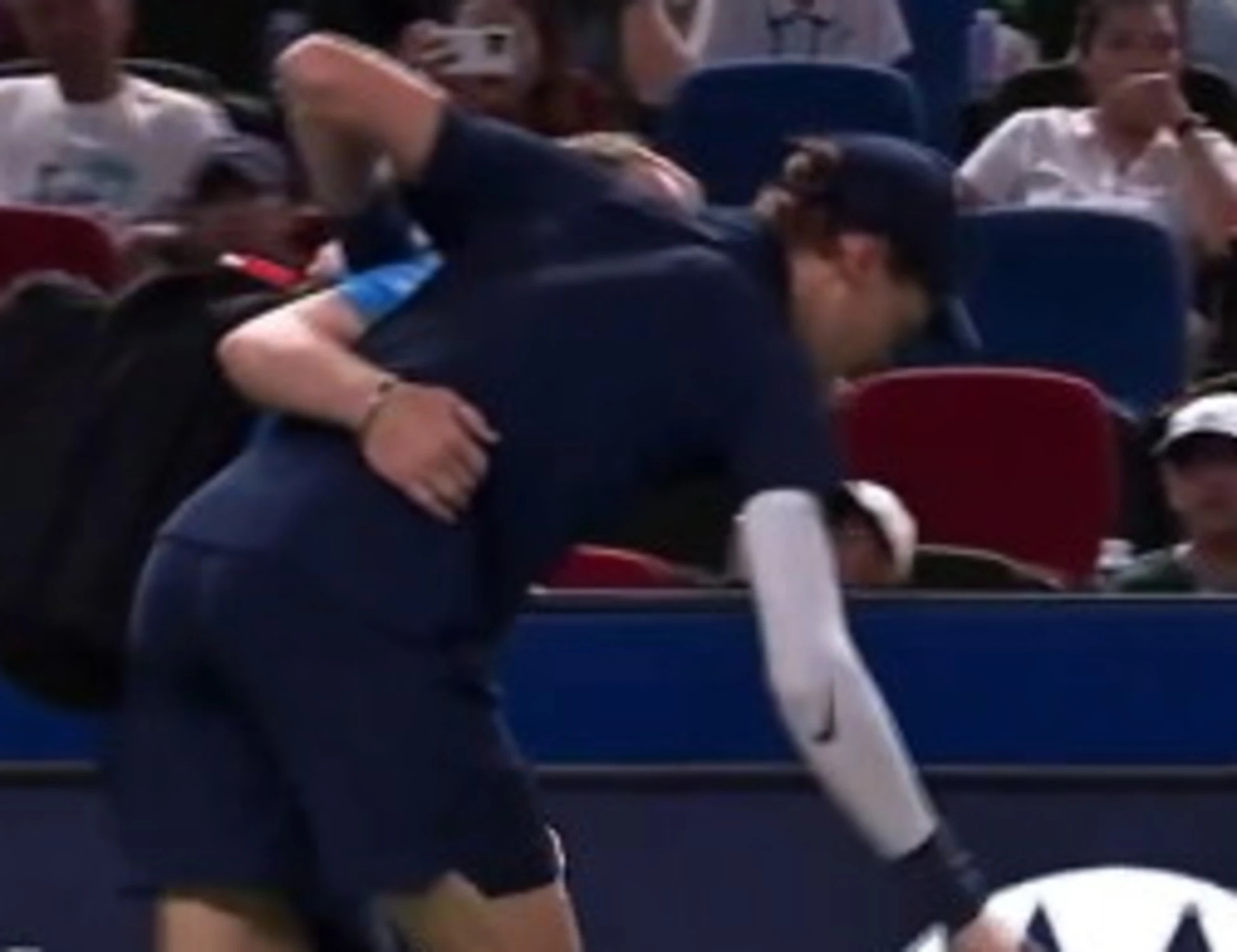 Jannik Sinner si ritira al Masters di Shanghai: infortunio in campo