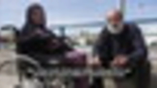 Sfollati anziani nello stadio a Beirut, tra umiliazione e paura