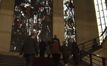 Assessore sardo cade dalle scale del Ministero: in frantumi la vetrata di Sironi