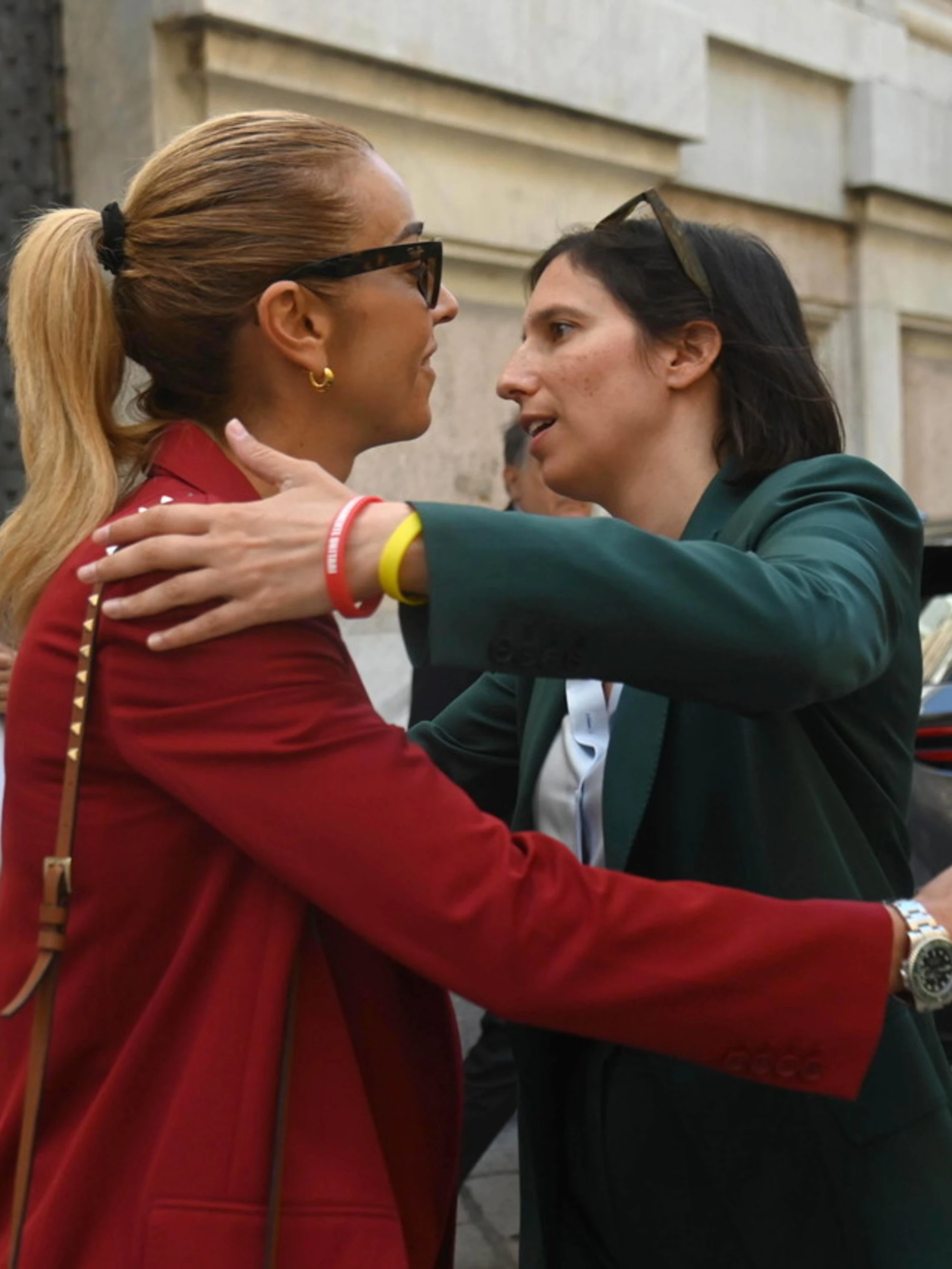 Silvia Salis ed Elly Schlein, l'abbraccio. Ma nel Pd c'è chi dubita: il retroscena