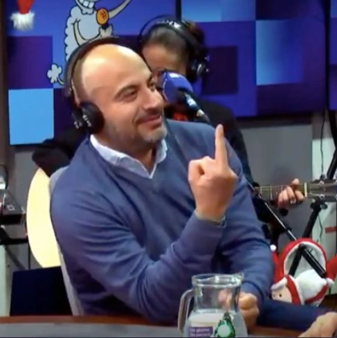 Gianluigi Paragone a Un giorno da pecora: "E se la cacciano dal M5s?", risponde col dito medio