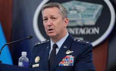 Guerra in Iran, la giornata. Il generale Caine: "Usa pronti a riprendere la guerra". Allerta "critica" a Hormuz