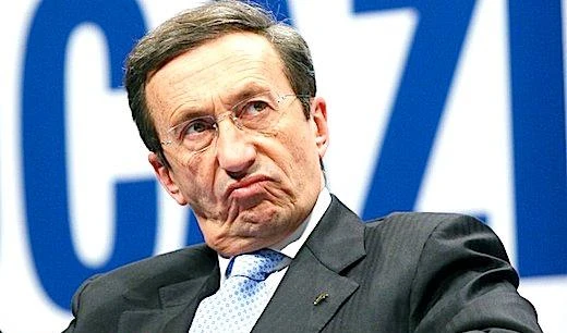 Debiti e voli low costI finiani con le tasche vuotesi tassano per tirare avanti