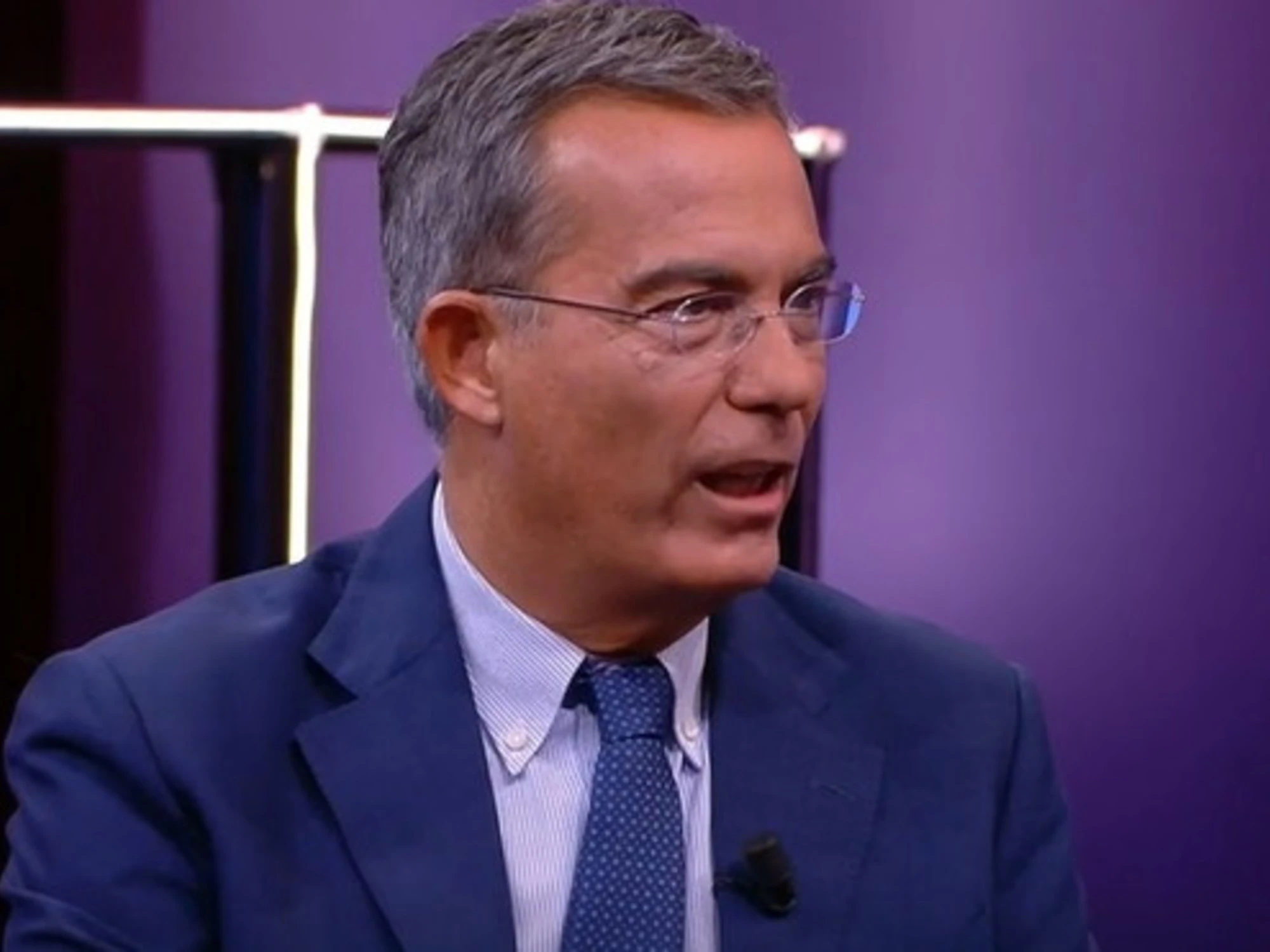 In altre parole, Giovanni Floris tocca il fondo contro Meloni: "Come il nonno fascista a cena"