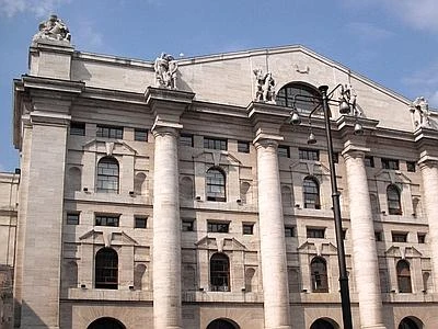 Borsa, Milano chiude in rialzo in testa a europee. Corre Mediaset