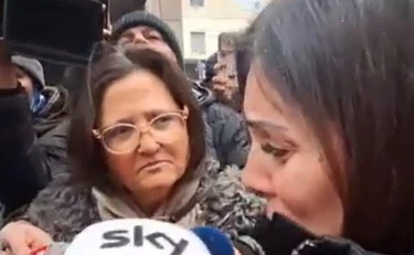 Crans-Montana, queste parole e le lacrime dopo l'arresto del marito: il crollo di Jessica Moretti