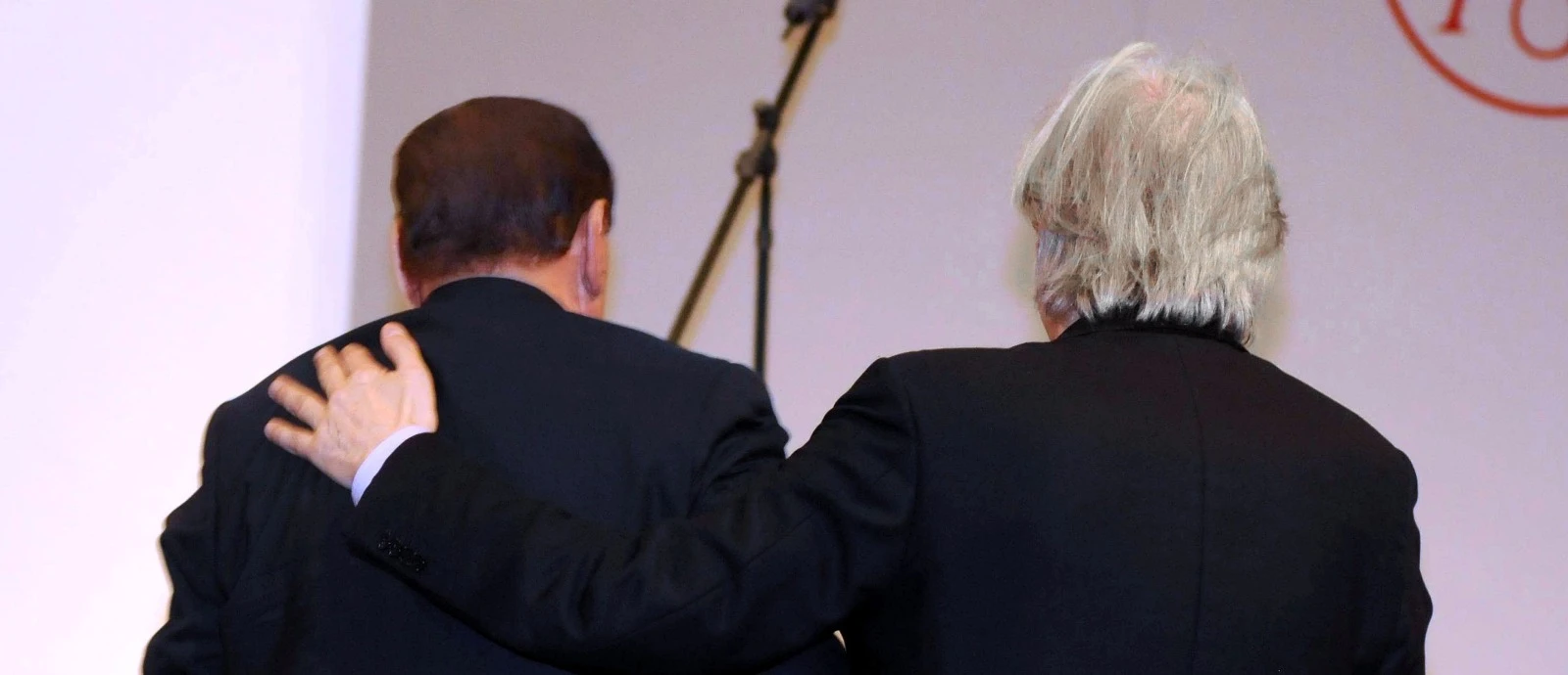 Vittorio Sgarbi, lettera a Silvio Berlusconi: "Se cedi all'accordo Lega-M5s ti arrestano"