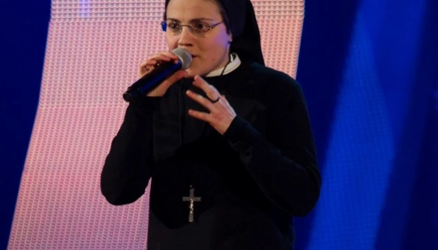 Il passato segreto di Suor Cristina, la cantante che ha conquistato J-Ax