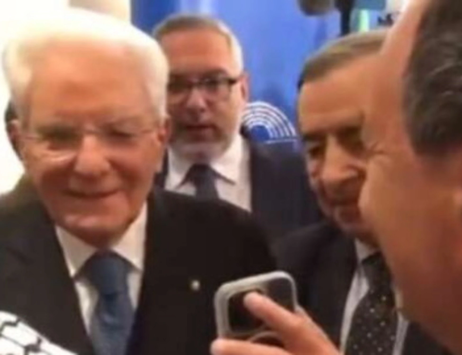 Mimmo Lucano consegna una kefiah a Mattarella: "Mi sono emozionato"