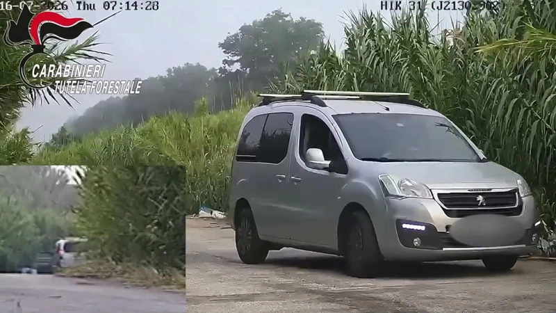 Giugliano in Campania, scarica un cane di pochi mesi insieme ai rifiuti. I carabinieri salvano il cucciolo