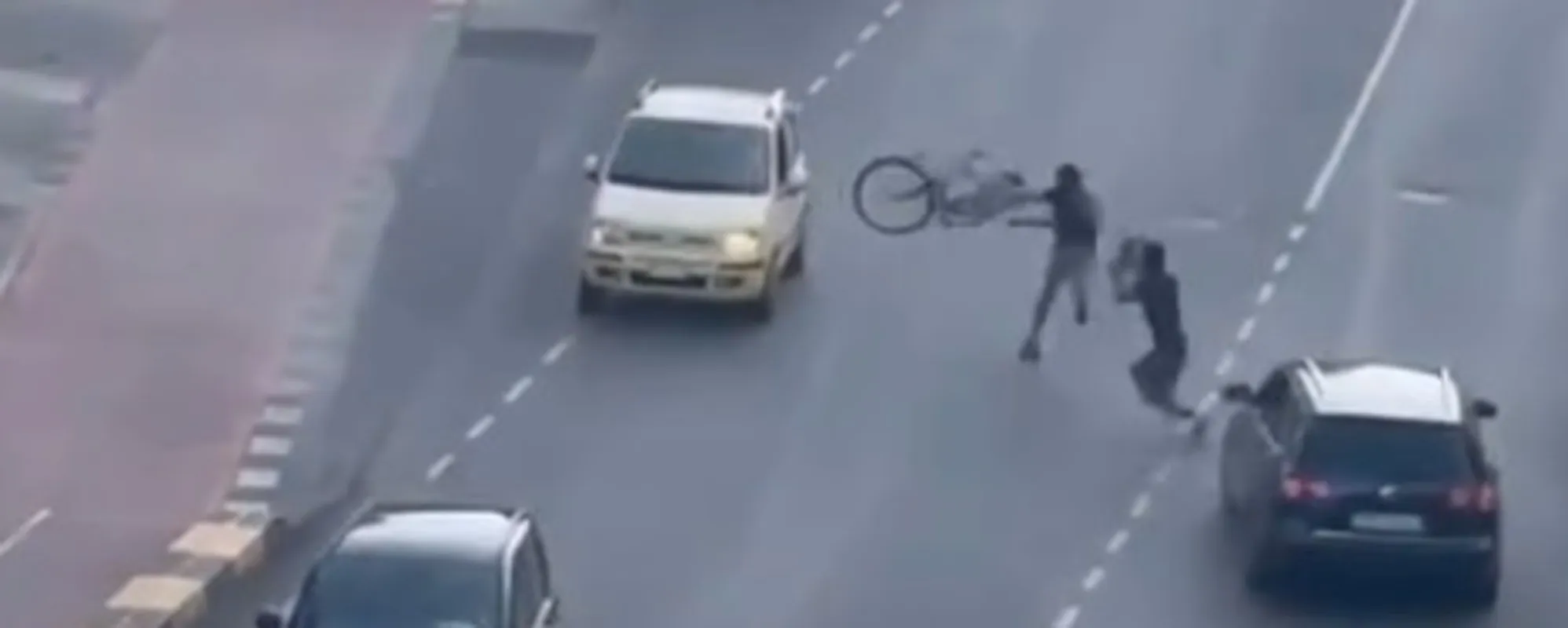Egiziani lanciano una bici contro un'auto in strada, il video-choc