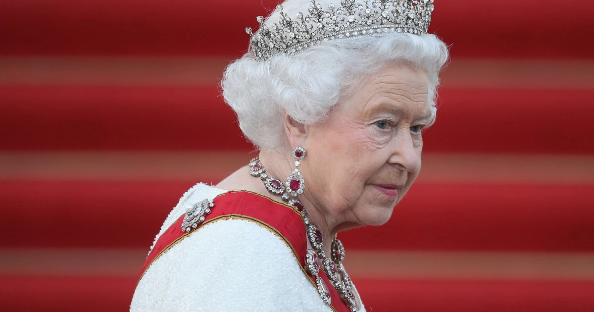 Regina Elisabetta, terrore a poche ore dal Giubileo: "Fatemela vedere", raid a Buckingham Palace