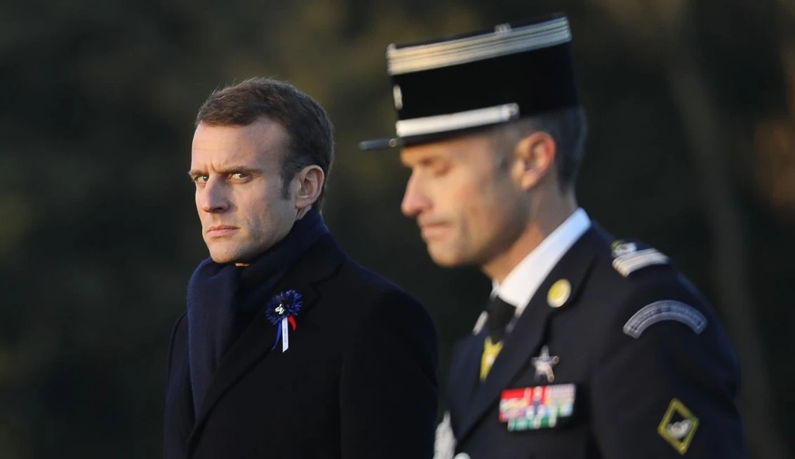 Emmanuel Macron, sondaggio choc: superato per la prima volta da Marine Le Pen