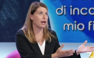 Elisabetta Piccolotti, delirio a L'Aria Che Tira: "Clandestini spinti verso la microcriminalità"