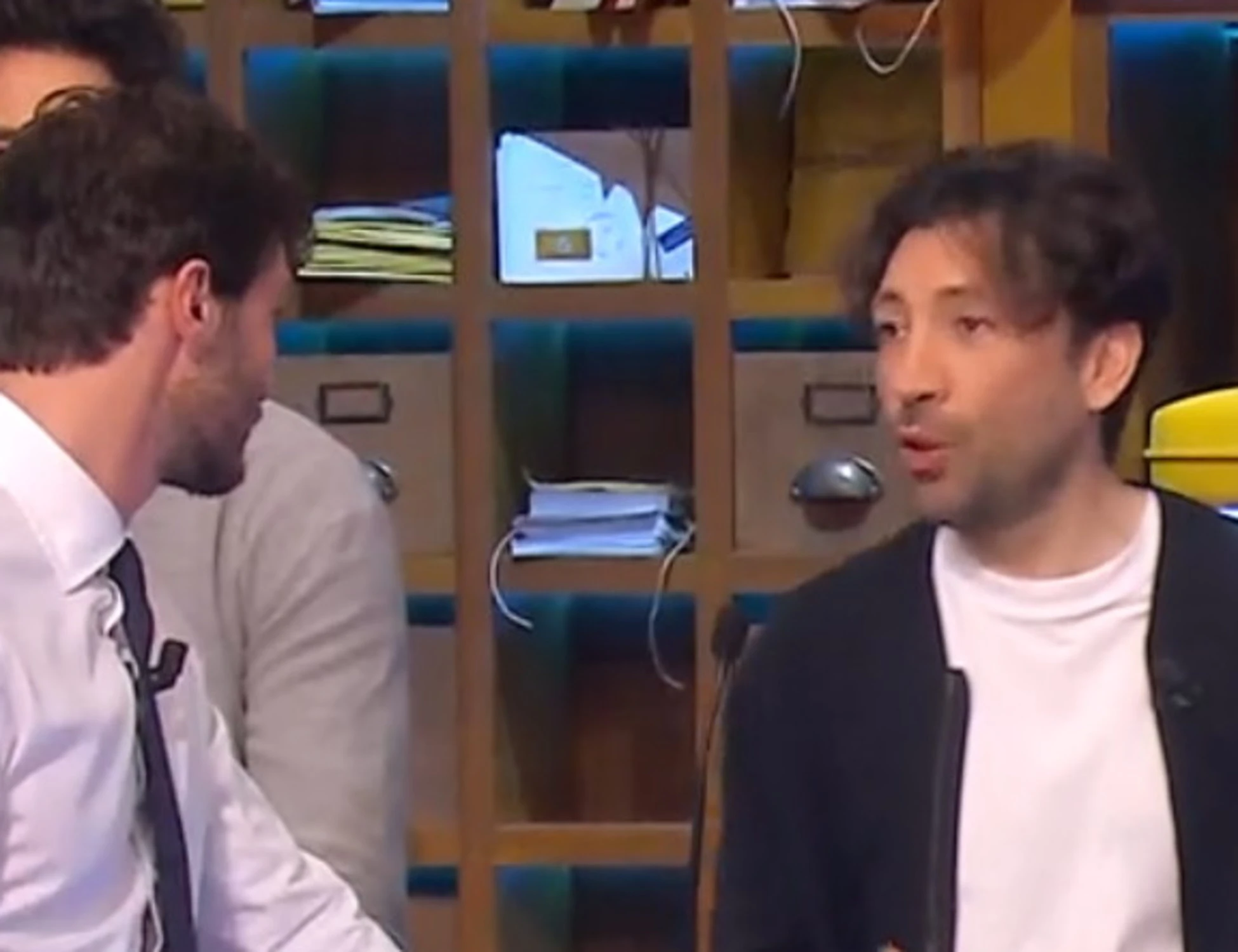 Affari Tuoi, "non parte la musica" poi l'urlo dal pubblico: caos in studio