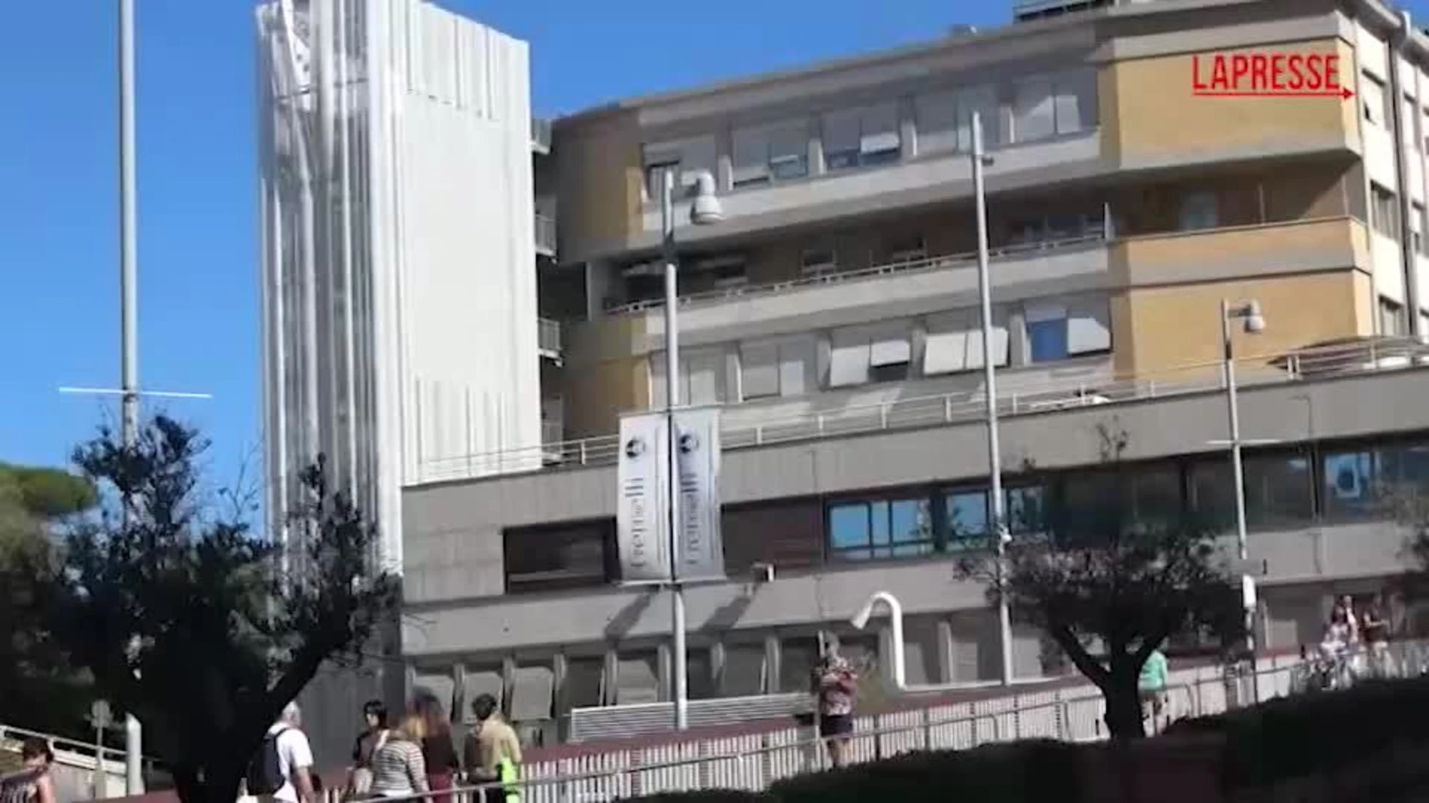 Alessandro Di Battista ricoverato al Gemelli, l'attesa fuori dall'ospedale romano
