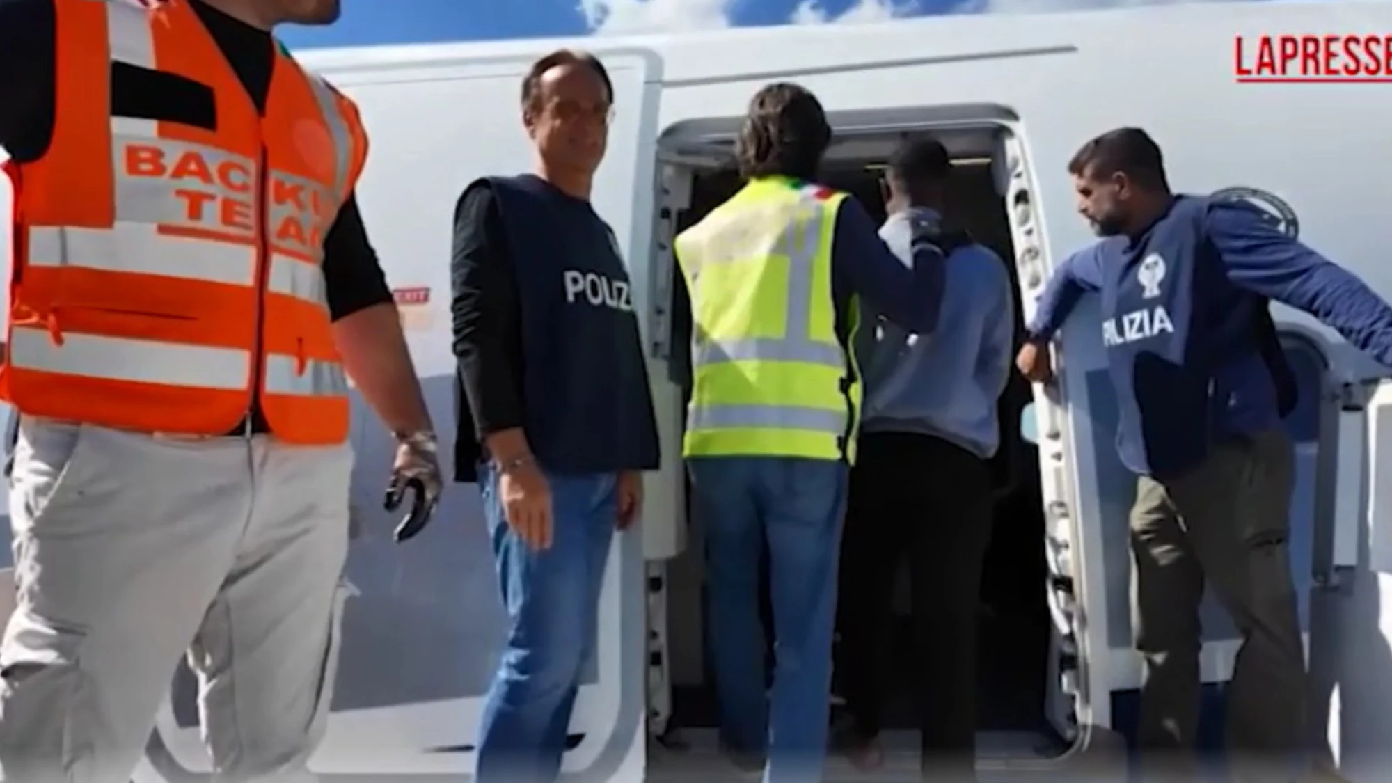 Immigrazione, espulsi e rimpatriati 58 nigeriani: pugno duro del governo