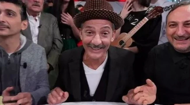Viva Rai 2, rivolta contro il programma di Fiorello: "Fanno pipì nei cortili"