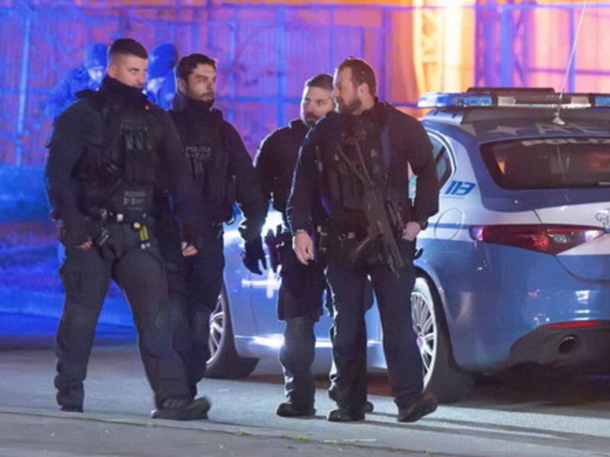 Milano, poliziotto indagato dopo la sparatoria. Salvini: "Dalla sua parte senza se e senza ma"