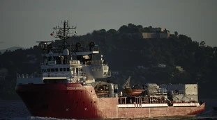 Ong, Ocean Viking lascia il porto. E i migranti? Che fine hanno fatto