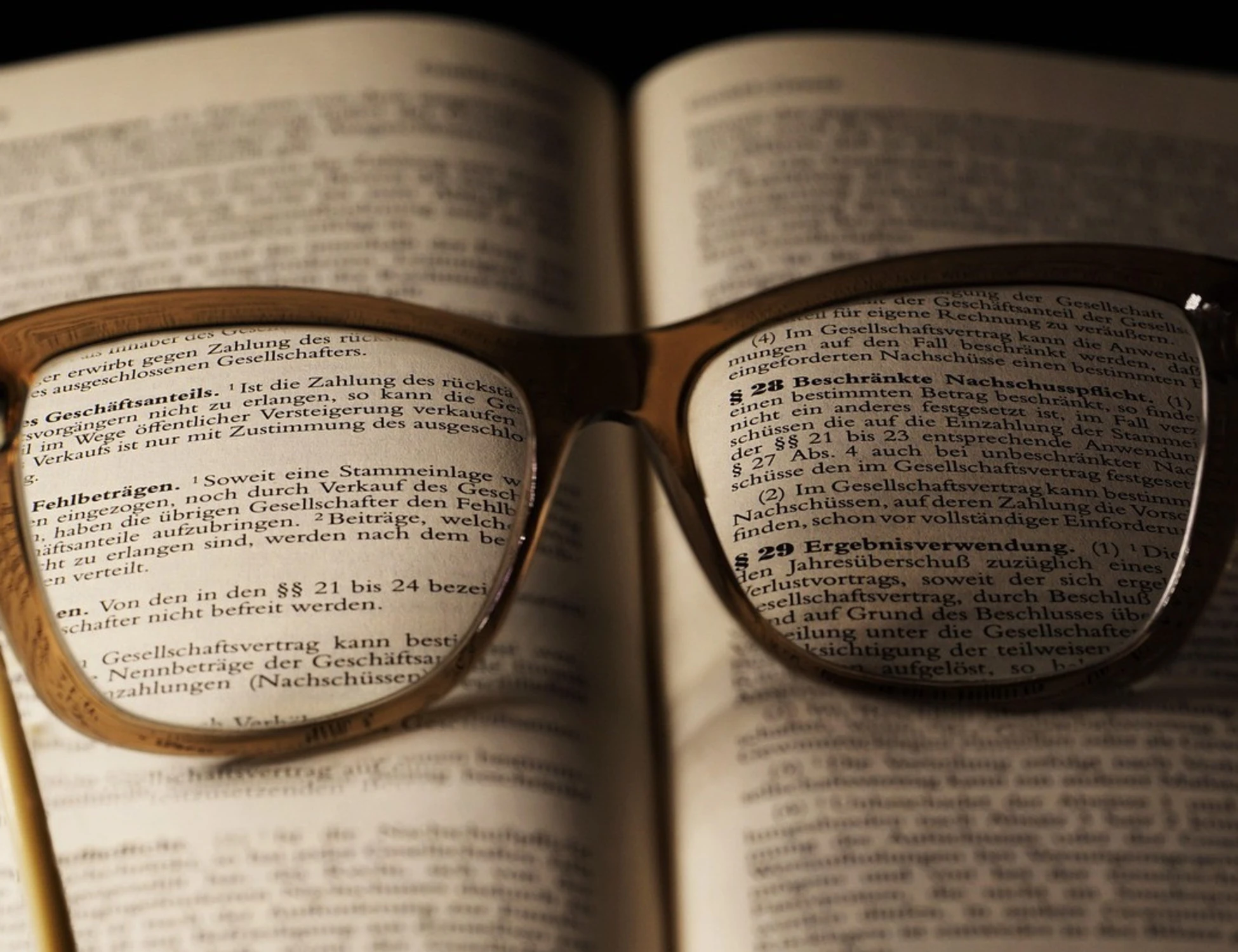 Occhiali da lettura, svolta storica: arriva un collirio anti-presbiopia