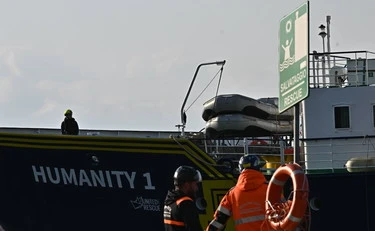 Le Ong dichiarano guerra al governo? "Nave fermata", la stangata di Piantedosi