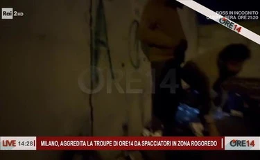 Ore 14, pusher aggrediscono inviati Rai: "Pestati e rapinati"