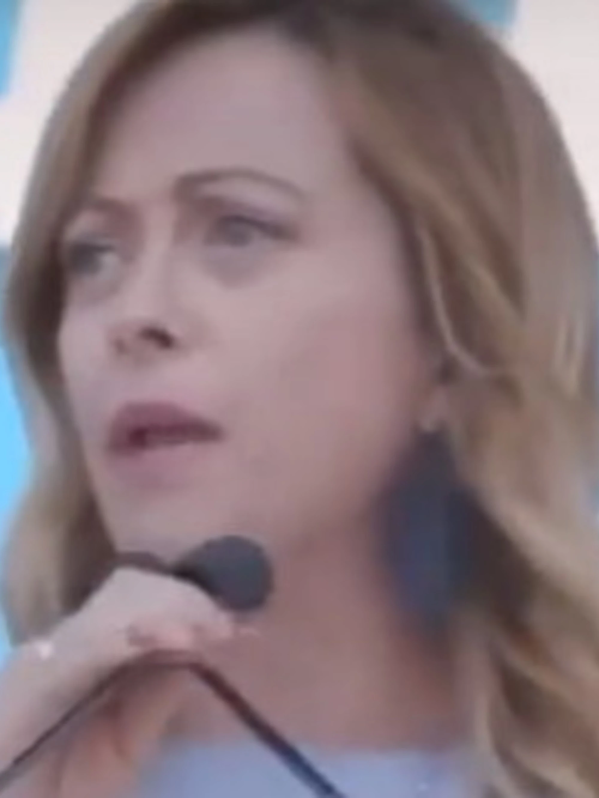 Giorgia Meloni, il video dalla piazza: Schlein umiliata ancora