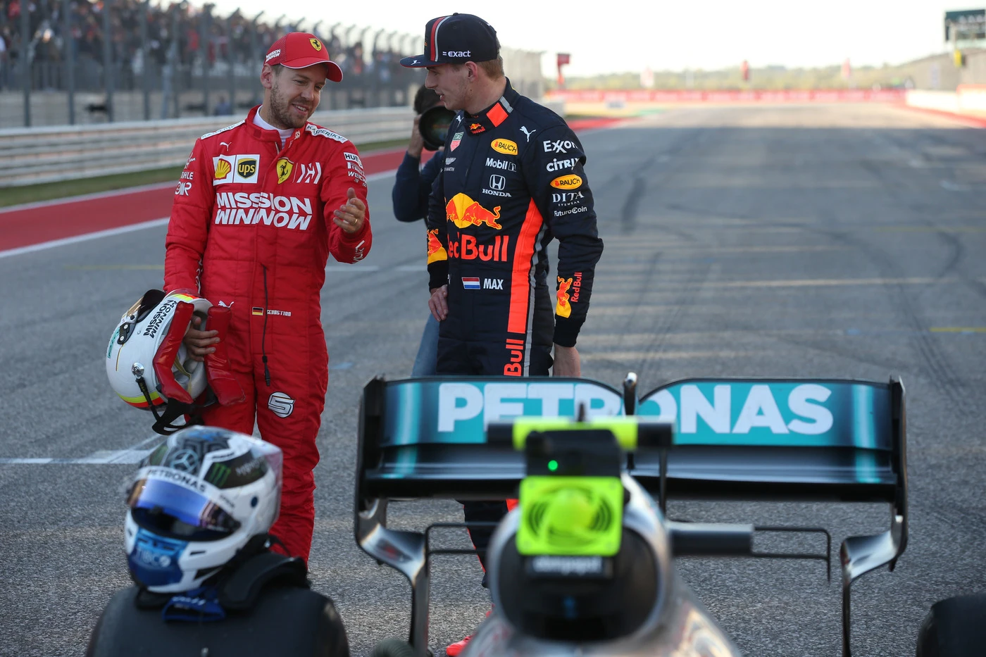 Caos Ferrari, i vertici mettono in riga Vettel e Leclerc: "Prima la squadra"