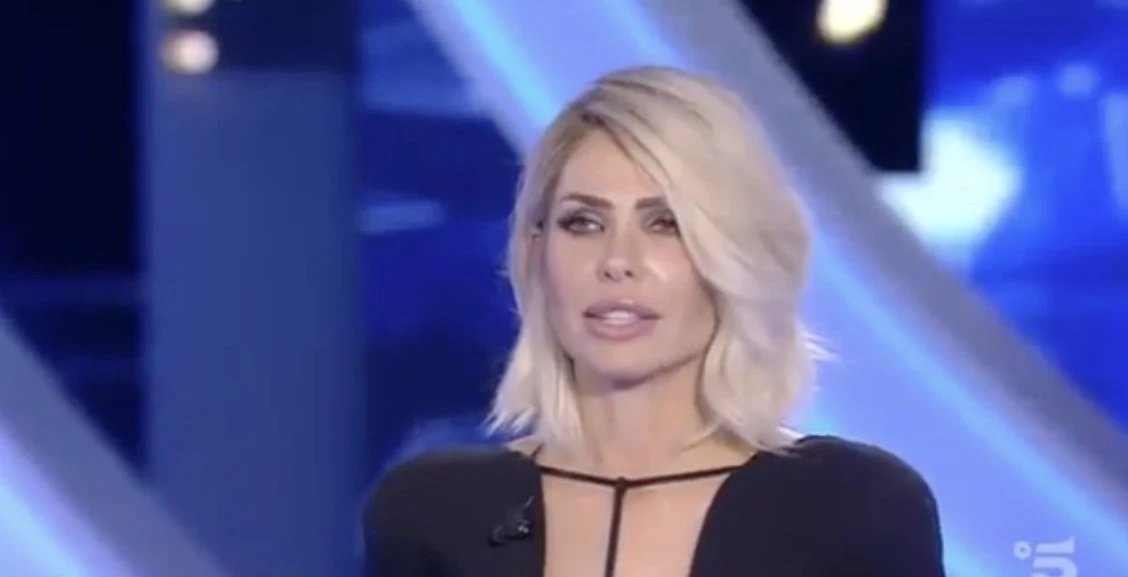 Grande Fratello Vip, Ilary Blasi in onda così: il dettaglio che scatena l'inquietante sospetto