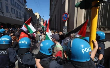25 aprile, "saponette mancate": coro choc contro la Brigata ebraica. E i pro-Pal bloccano il corteo