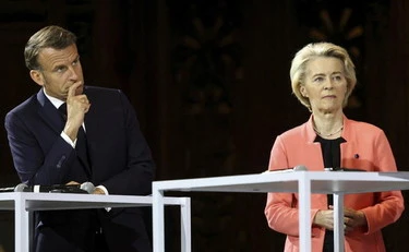 Macron contro Trump: "Scegliete l'Ue", scoppia la polemica
