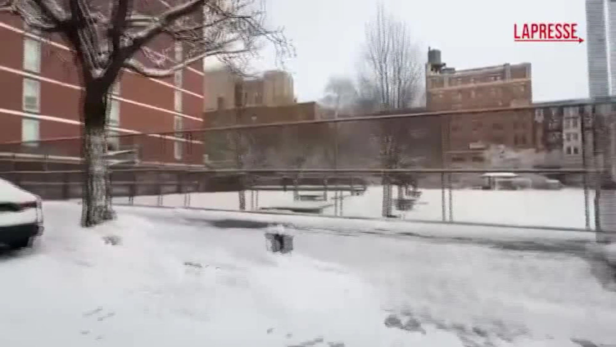 New York, la tempesta di neve ricopre le strade