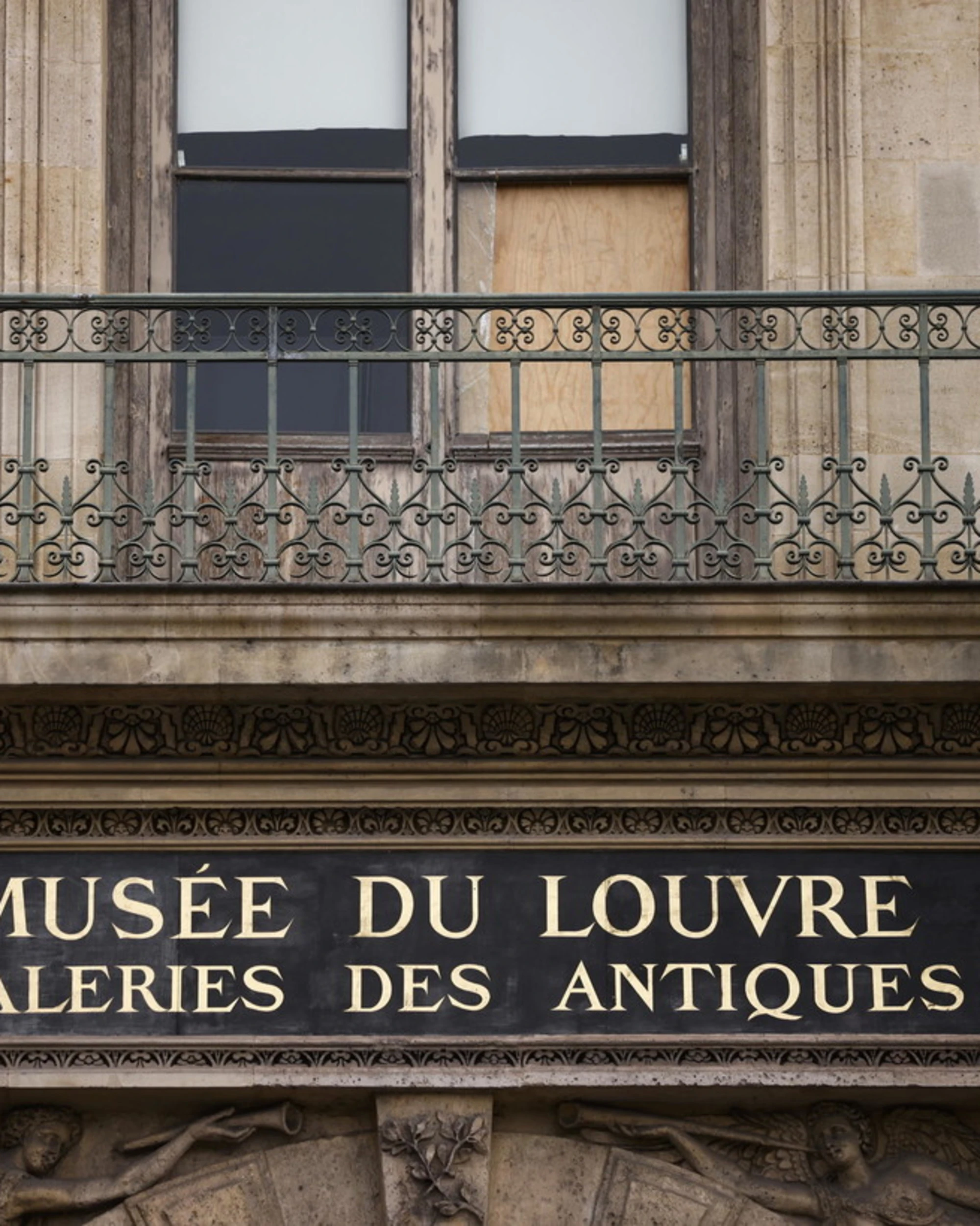 Louvre, il furto del secolo: secondo voi c'è stato un complice interno al museo?