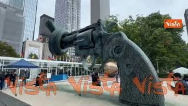 La pistola annodata, simbolo dell'Onu, davanti alla sede delle Nazioni Unite a New York