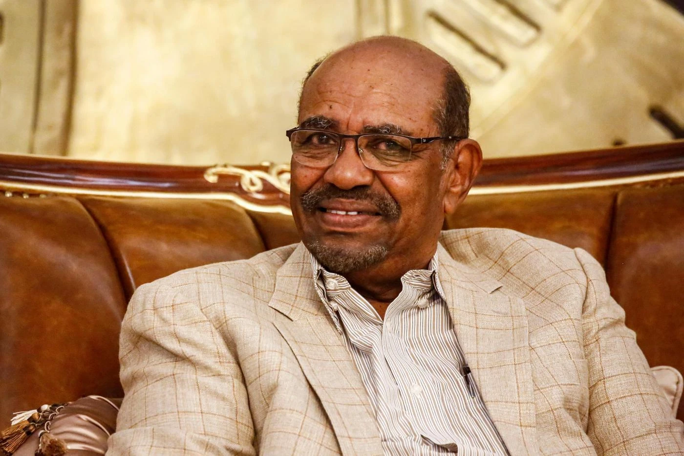 Sudan, golpe militare: il presidente Bashir deposto dopo 30 anni. Amico di Bin Laden e criminale di guerra