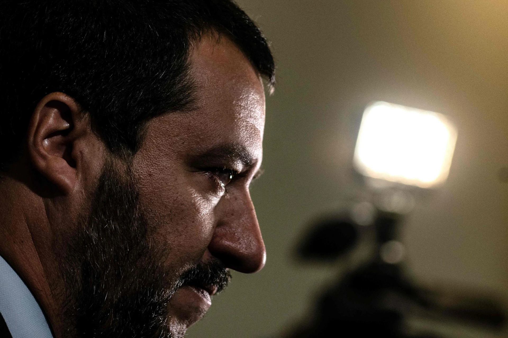Matteo Salvini esulta, primo risultato del decreto sicurezza: "Fuori dall'Italia il delinquente finto profugo"
