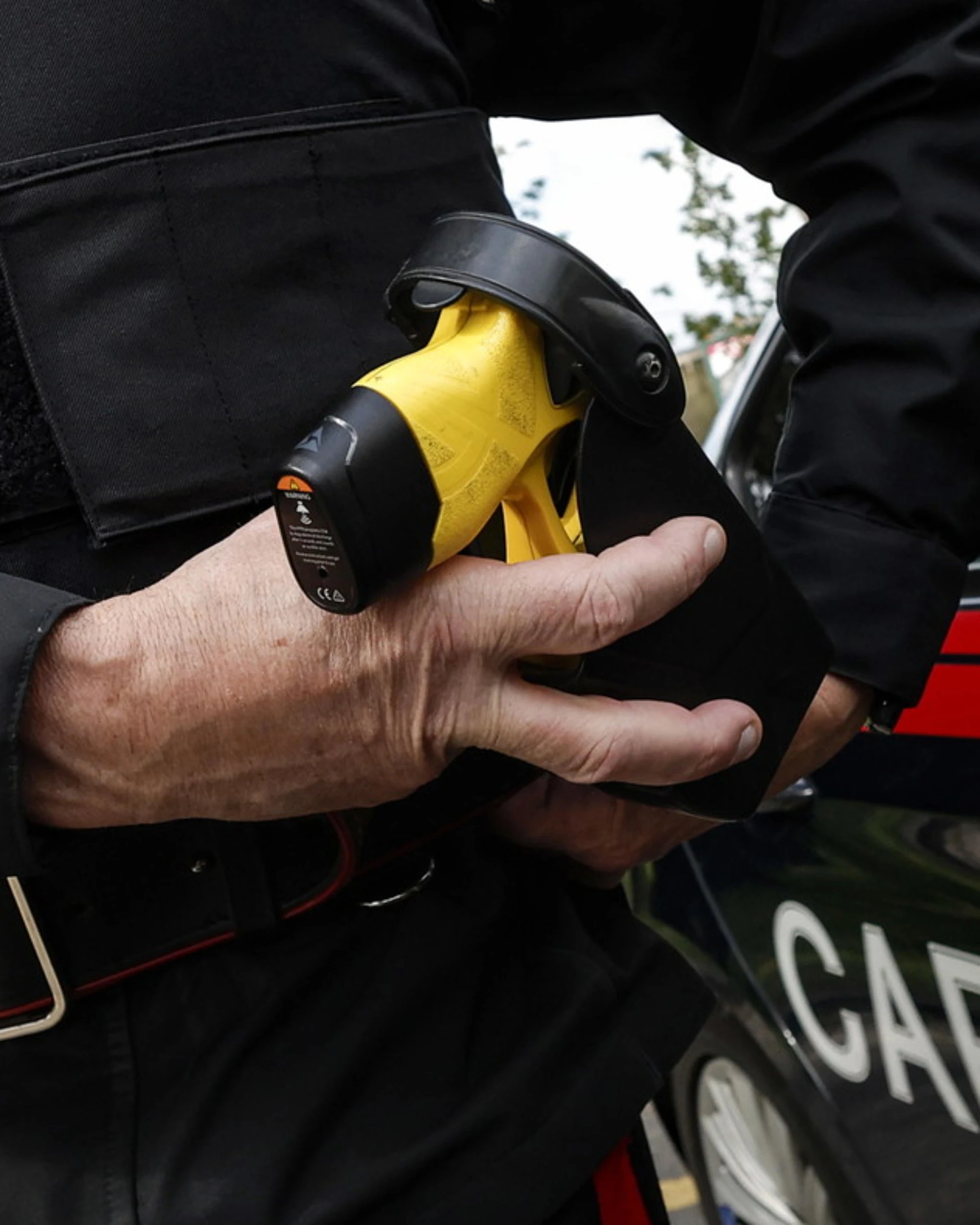Il taser "strumento di tortura legalizzato, va bloccato". Dopo i 2 morti, Avs contro Salvini