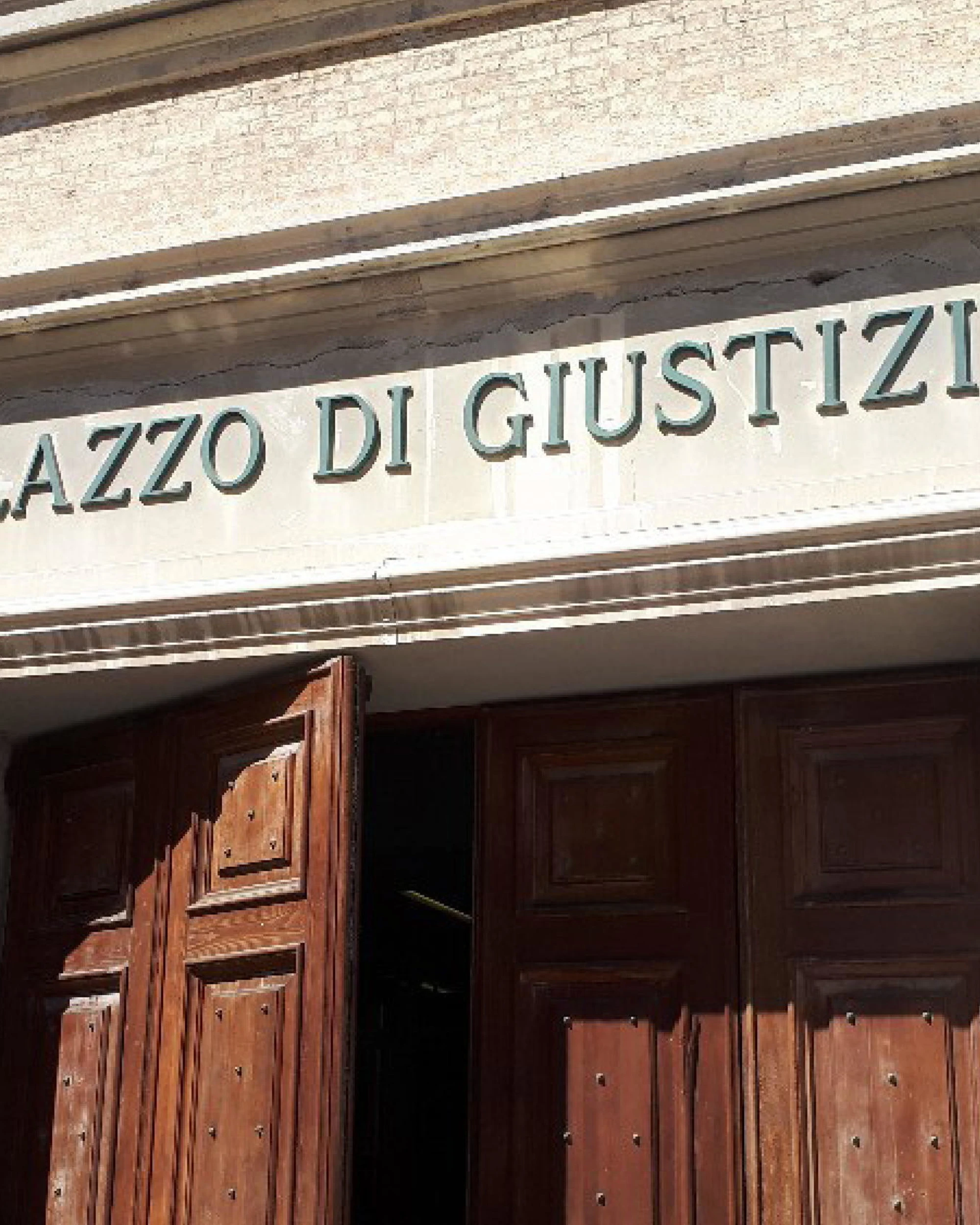 Ancona, giudici nel mirino: "Mafiosi e infami". Poi il letame davanti al tribunale