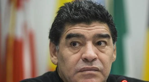 Diego Maradona in lacrime per il coronavirus: "Aiutiamo le persone a mangiare", l'appello pro-ong