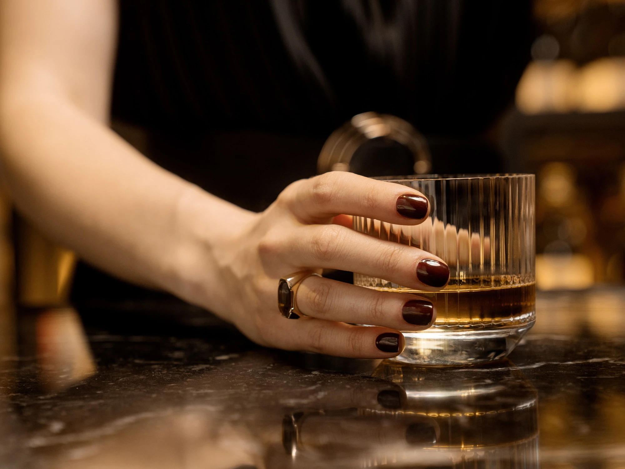 "Sono cameriera da 18 anni: ecco i gesti dei clienti al ristorante che ci danno più fastidio"