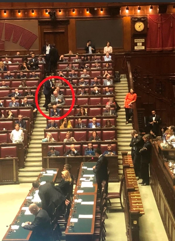 Guido Crosetto, la foto alla Camera che spiega il suo soprannome: il gigante