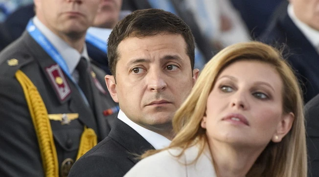 Ucraina, Volodymyr Zelensky e la moglie nel mirino: "Putin ci vuole morti". "Questa è una resa", la frase rubata a Olena